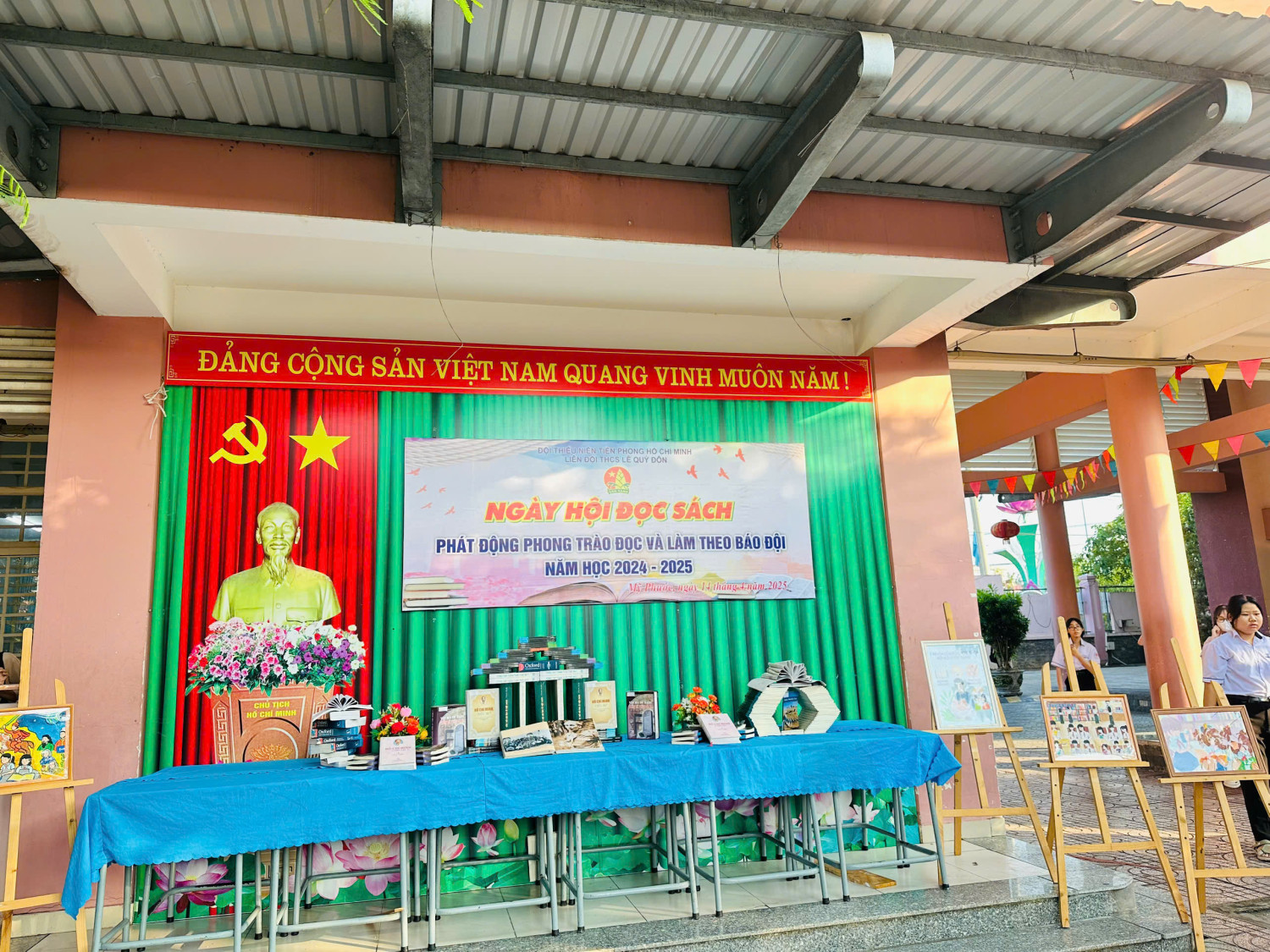 CHI ĐOÀN GIAO VIEN XEP SACH THEO CHỦ ĐỀ