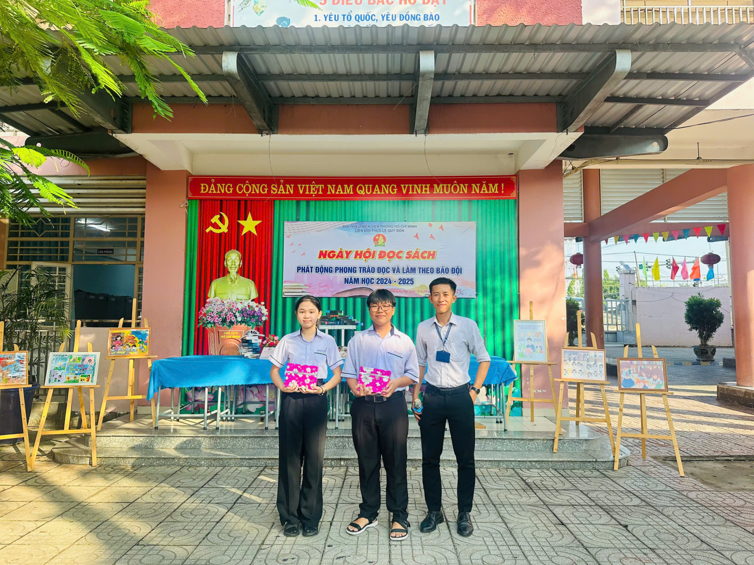 HING THAY HOÀNG TRAO QUÀ
