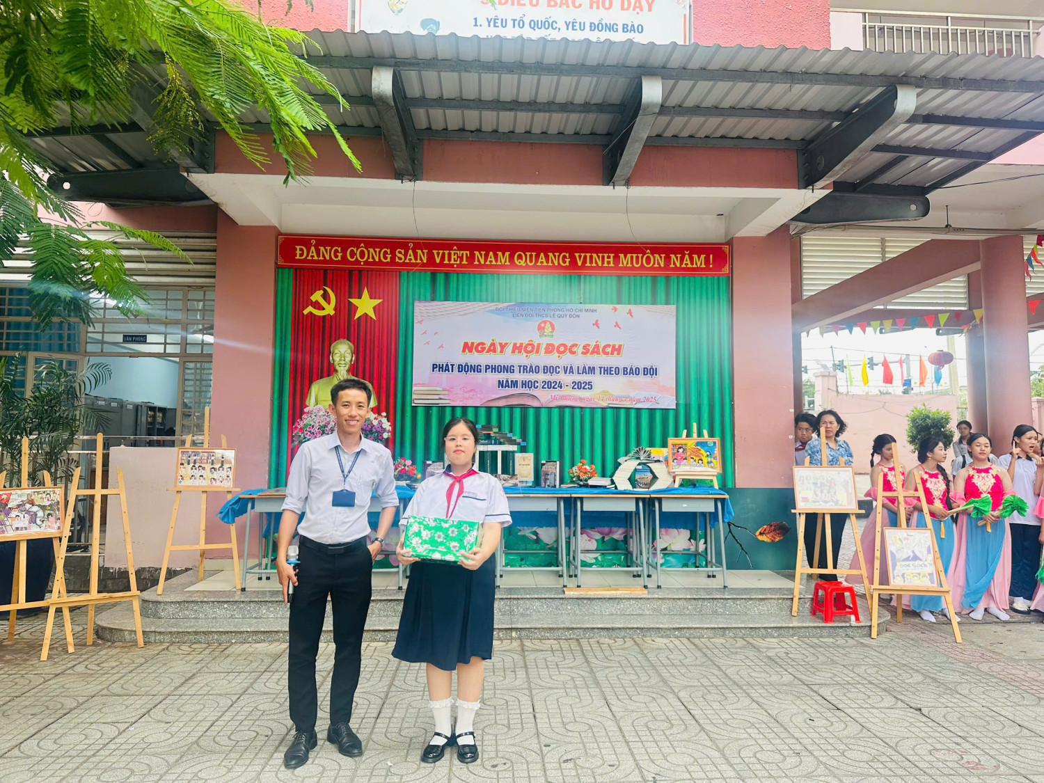 HÌNH THẦY HOÀNG TRAO QUÀ