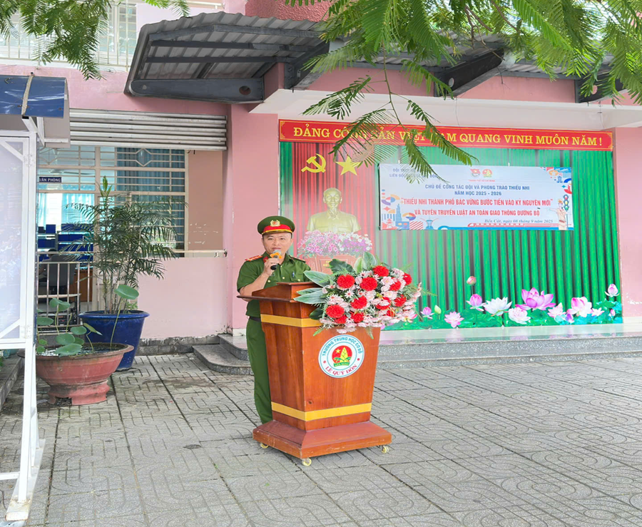 Công an phường Bến Cát tuyên truyền an toàn giao thông tại trường THCS Lê Quý Đôn